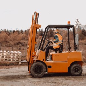 Operatore addetto alla conduzione di carelli elevatori semoventi con conducente a bordo